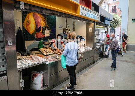 8. Mai 2020: 8. Mai 2020 (Malaga) der Markt von Atarazanas beginnt allmählich zu normal, aber mit Maßnahmen, um das Coronavirus zu verhindern Quelle: Lorenzo Carnero/ZUMA Wire/Alamy Live News Stockfoto