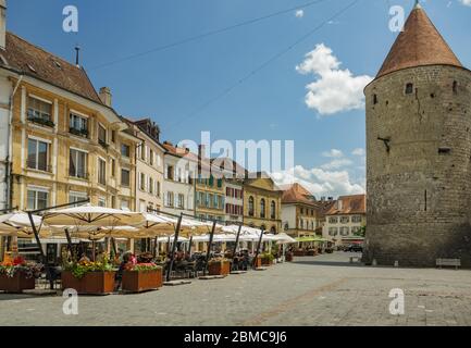 Yverdon-les-Bains, Schweiz - 26. Juni 2016: Schloss und massiver Rundturm. Museum von Yverdon und seiner Region. Touristen und Einheimische sitzen hier Stockfoto