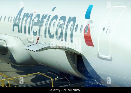 Das American Airlines Logo ist auf einem Passagierflugzeug der American Airlines am 16. Februar 2020 auf dem Portland International Airport zu sehen. Stockfoto