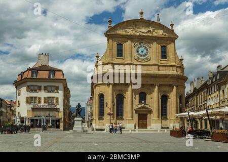 Yverdon-les-Bains, Schweiz - 26. Juni 2016: Yverdon Tempel - Kirche vor dem Museum von Yverdon und seiner Region. Touristen und Einheimische sitzen in caf Stockfoto