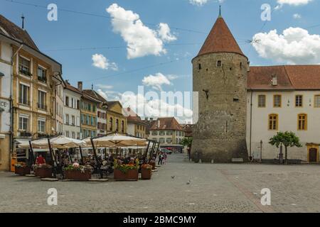 Yverdon-les-Bains, Schweiz - 26. Juni 2016: Schloss und massiver Rundturm. Museum von Yverdon und seiner Region. Touristen und Einheimische sitzen hier Stockfoto