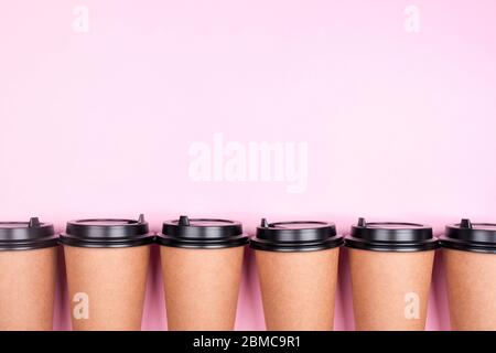 Eco Kaffeetassen von rosa Hintergrund mit Copyspace für Text Stockfoto