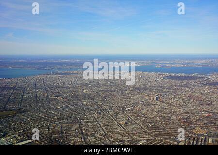 Luftaufnahme von Queens, der Verrazzano Narrows Bridge und New York City Stockfoto