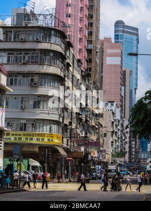 Eine belebte Straße in der Gegend von Kowloon in Hongkong Stockfoto