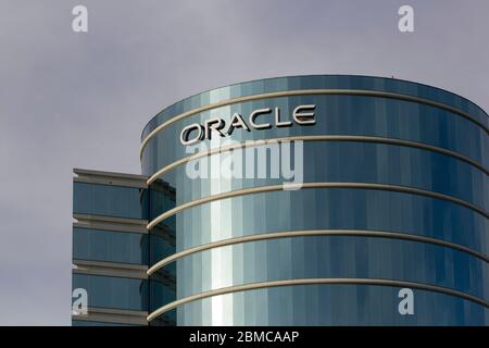 Das Oracle-Zeichen ist am Oracle Corporation Hauptsitz in Redwood Shores, Kalifornien, am 16. Februar 2020 gesehen. Stockfoto