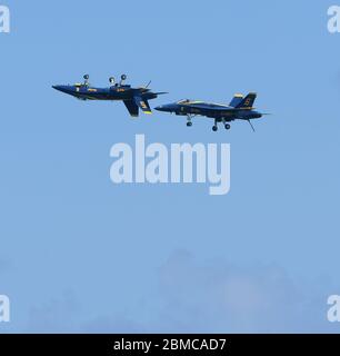 FORT LAUDERDALE, FL - MAI 04: U.S. Navy Blue Angels Team tritt in der Ford Lauderdale Air Show am 4. Mai 2019 in Fort Lauderdale, Florida auf. Personen: Blue Angels Kredit: Storms Media Group/Alamy Live News Stockfoto