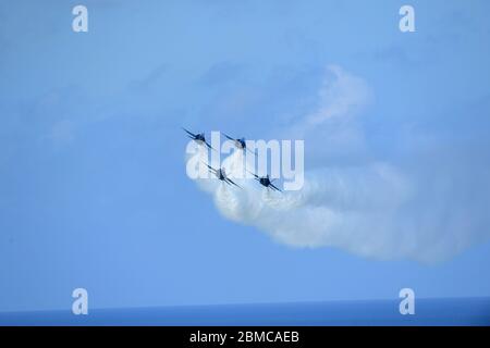 FORT LAUDERDALE, FL - MAI 04: U.S. Navy Blue Angels Team tritt in der Ford Lauderdale Air Show am 4. Mai 2019 in Fort Lauderdale, Florida auf. Personen: Blue Angels Kredit: Storms Media Group/Alamy Live News Stockfoto