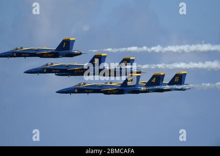 FORT LAUDERDALE, FL - MAI 04: U.S. Navy Blue Angels Team tritt in der Ford Lauderdale Air Show am 4. Mai 2019 in Fort Lauderdale, Florida auf. Personen: Blue Angels Kredit: Storms Media Group/Alamy Live News Stockfoto