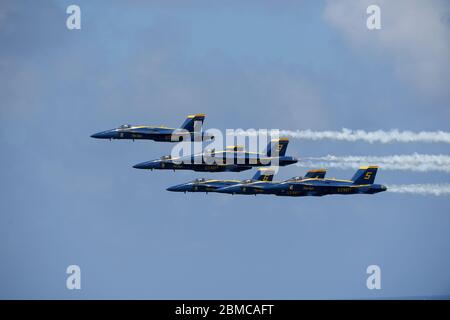 FORT LAUDERDALE, FL - MAI 04: U.S. Navy Blue Angels Team tritt in der Ford Lauderdale Air Show am 4. Mai 2019 in Fort Lauderdale, Florida auf. Personen: Blue Angels Kredit: Storms Media Group/Alamy Live News Stockfoto