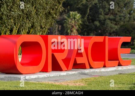 Das Orakel-Zeichen ist am Eingang zu Oracle Corporation Hauptsitz in Redwood Shores, Kalifornien, am 16. Februar 2020 gesehen. Stockfoto