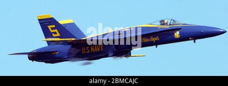 WEST PALM BEACH, FL - 06. MAI 2006: Tag 2, US Navy Blue Angels, Pratice für die Ft Lauderdale Air & Sea Show. Die Blue Angels, das U.S. Naval Flight Demonstration Squadron (USNFDS), ist eine Mischung aus Formationsflug und Solo-Routinen mit F/A-18 Hornets. Die Piloten führen während der Flugvorführung rund 30 Manöver durch, die etwa eine Stunde und 15 Minuten dauert.die Show findet am 6. Und 7. Mai statt. Ft. Lauderdale Beach, Florida Leute: Blue Angels Kredit: Storms Media Group/Alamy Live News Stockfoto