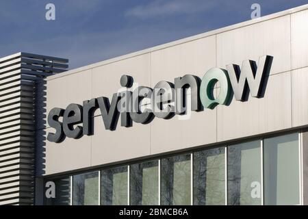 Das ServiceNow-Logo ist am 17. Februar 2020 in der Zentrale des amerikanischen Cloud-Computing-Unternehmens ServiceNow, Inc. In Santa Clara, Kalifornien, zu sehen. Stockfoto