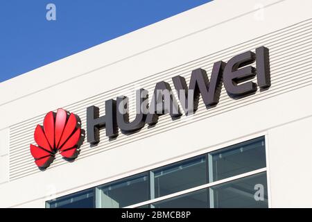 Das Huawei-Logo auf dem Campus des chinesischen multinationalen Technologieunternehmens Huawei Technologies Co., Ltd. In Santa Clara. Stockfoto
