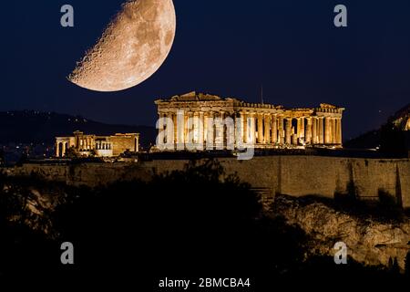 Parthenon von Athen unter einem riesigen herrlichen Mond, zur Dämmerung Zeit, Griechenland Stockfoto