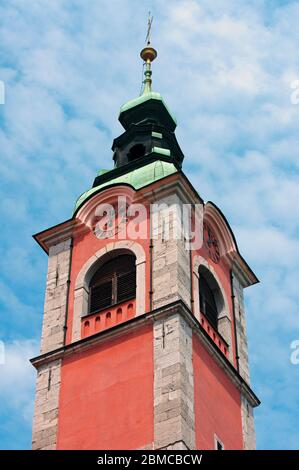 Spitze des Kirchturm der Franziskanerkirche in Ljubljana, Slowenien Stockfoto