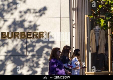 Shopper, die am 18. Februar 2020 an einem Burberry-Laden im Stanford Shopping Center in Palo Alto, Kalifornien, vorbeilaufen. Stockfoto