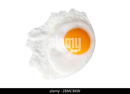 Echtes Nahaufnahme Spiegelei mit gelbem Eigelb isoliert auf weißem Hintergrund, Draufsicht, hohe Auflösung Stockfoto