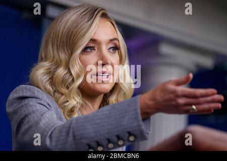 Washington, DC, USA. Mai 2020. Der Pressesprecher des Weißen Hauses Kayleigh McEnany beantwortet eine Frage aus den Medien während einer Pressekonferenz im Weißen Haus in Washington, DC, USA, am 08. Mai 2020.Quelle: Shawn Thew/Pool via CNP.Quelle: dpa/Alamy Live News Stockfoto