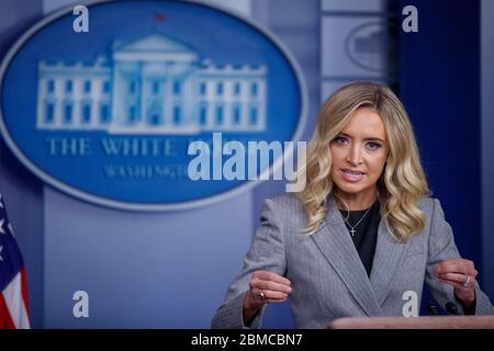 Washington, DC, USA. Mai 2020. Der Pressesprecher des Weißen Hauses Kayleigh McEnany beantwortet eine Frage aus den Medien während einer Pressekonferenz im Weißen Haus in Washington, DC, USA, am 08. Mai 2020.Quelle: Shawn Thew/Pool via CNP.Quelle: dpa/Alamy Live News Stockfoto