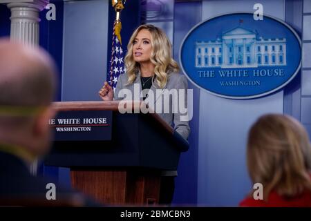 Washington, DC, USA. Mai 2020. Der Pressesprecher des Weißen Hauses Kayleigh McEnany beantwortet eine Frage aus den Medien während einer Pressekonferenz im Weißen Haus in Washington, DC, USA, am 08. Mai 2020.Quelle: Shawn Thew/Pool via CNP.Quelle: dpa/Alamy Live News Stockfoto