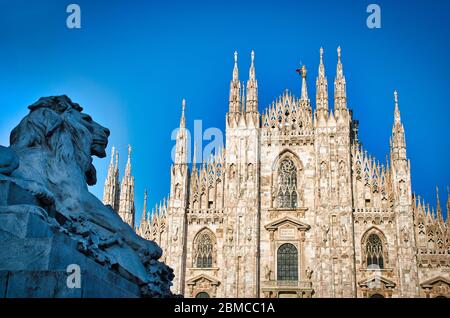 Der goldene Sonnenschein spiegelt sich auf der Vorderseite des herrlichen Duomo di Milano oder Mailänder Dom, nachdem Italien nach Coronavirus Einschränkungen nach Stockfoto