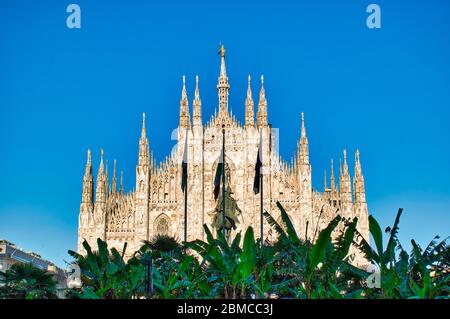 Der goldene Sonnenschein spiegelt sich auf der Vorderseite des herrlichen Duomo di Milano oder Mailänder Dom, nachdem Italien nach Coronavirus Einschränkungen nach Stockfoto