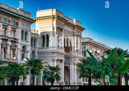 Mailand, Italien 8. Mai 2020: Der goldene Sonnenschein spiegelt sich auf der Vorderseite des herrlichen Triumphbogens der Galleria Vittorio Emanuele Stockfoto