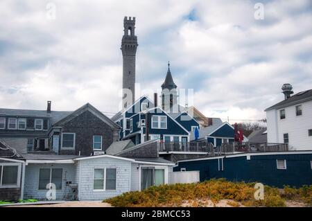 Das historische Wahrzeichen Pilgrim Monument und Rathaus, das an einem neuen england Herbsttag über provincetown massachusetts erhebt. Stockfoto