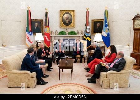 Washington, Vereinigte Staaten Von Amerika. Mai 2020. Washington, Vereinigte Staaten von Amerika. 07 Mai 2020. US-Präsident Donald Trump, zusammen mit Vizepräsident Mike Pence und Mitgliedern der Coronavirus Task Force des Weißen Hauses, trifft sich mit Texas Gov. Greg Abbott im Oval Office des Weißen Hauses 7. Mai 2020 in Washington, DC. Quelle: Tia Dufour/White House Photo/Alamy Live News Stockfoto