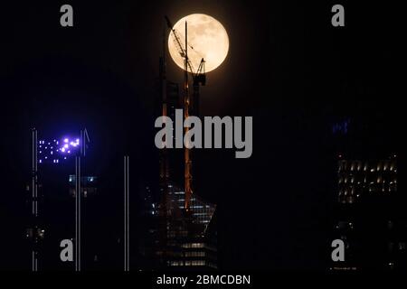 NEW YORK, NEW YORK - MAI 07: Der Supermond (Flower Moon) erhebt sich am 7. Mai 2020 über New York City. Stockfoto