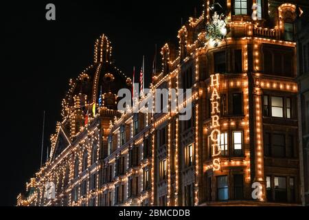 Harrods Kaufhaus beleuchtet bei Nacht, London, England Vereinigtes Königreich Großbritannien Stockfoto