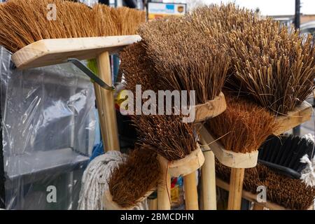 Holzbeben zum Verkauf auf Ausstellung außerhalb Shop, Großbritannien Stockfoto