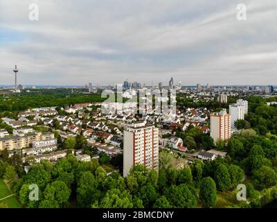 Schöne Luftaufnahme auf Frankfurt Skyline Stadtbild, Europa Tower am Tag vom Nidda Park in Hausen. Hessen, Hessen, Deutschland. Stockfoto