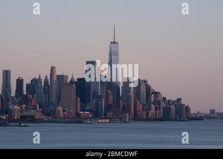 NEW YORK, USA - 7. MAI 2020: Die Skyline von New York City in Manhattan wird am 7. Mai bei Sonnenuntergang in Weehawken, New Jersey, gesehen. Stockfoto