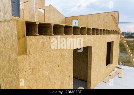 Bau von neuen und modernen modularen Haus. Wände von Composite- Holz- sip-Panels mit Polystyroldämmung im Inneren. Aufbau neuer Rahmen der Ener Stockfoto