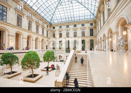 Menschen im Louvre Museum in Paris Frankreich Stockfoto