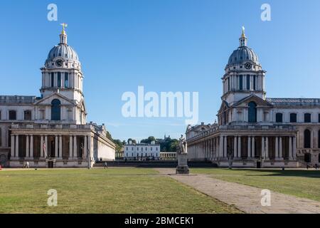 Old Royal Naval College und National Maritime Museum Blick nach Süden towatds das Queens House an einem sonnigen Sommertag. Statue von George II im Vordergrund Stockfoto