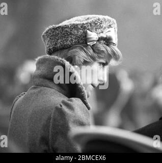 Ihre Königliche Hoheit Diana, Prinzessin von Wales, besucht am Mittwoch, den 7. Dezember 1983 den Hedge End Country Park in Hampshire Stockfoto