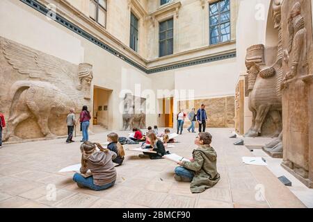 Kinder können in einem Ausstellungsraum im Louvre Museum in Paris Frankreich ausziehen Stockfoto