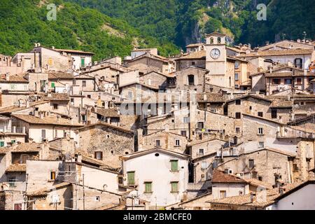 Malerische kleine Stadt oder Dorf in Italien von Grün umgeben. Panoramablick auf alte Häuser Stockfoto