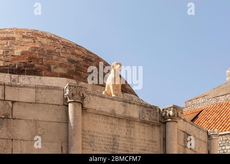 Dubrovnik, Kroatien, 18. September 2019. Blick auf den berühmten Onofrio Brunnen und Wasserhund in der Altstadt, Dubrovnik, Dalmatien, Kroatien. Ein rotes Mauerwerk tun Stockfoto