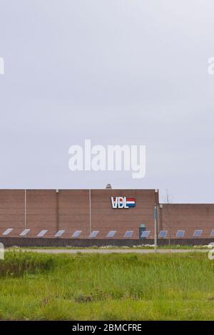 Veldhoven, Niederlande, 8. Mai 2020. VDL mit Logo vor dem Gebäude. Das niederländische Unternehmen entwickelt und produziert Busse Stockfoto