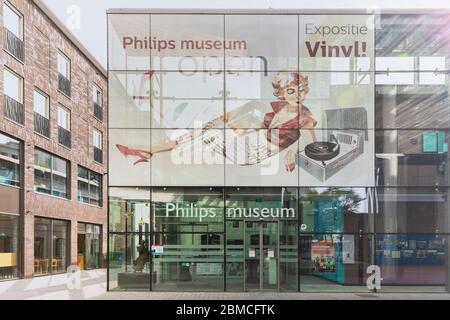 Eindhoven, Niederlande, 8. Mai 2020. Die Außenfassade des Philips Museums, des niederländischen Elektronikunternehmens im Zentrum von Eindhoven bei Sonnenschein Stockfoto