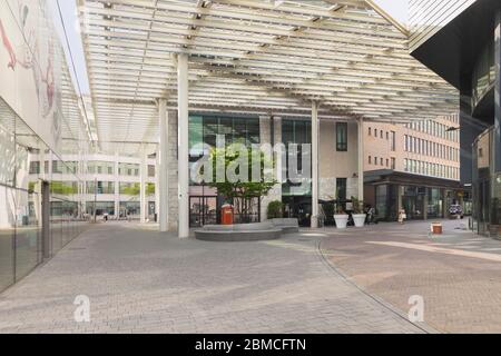 Eindhoven, Niederlande, 8. Mai 2020. Das Zentrum von Eindhoven mit der Nieuwe Emmasingel mit Geschäften, Restaurants und einer Betonbank auf einem sonnigen d Stockfoto