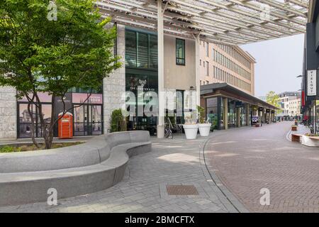 Eindhoven, Niederlande, 8. Mai 2020. Das Zentrum von Eindhoven mit der Nieuwe Emmasingel mit Geschäften, Restaurants und einer Betonbank auf einem sonnigen d Stockfoto