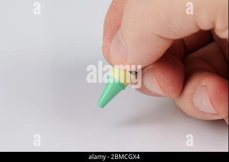 Zeichnung mit grüner Buntstift auf weißem Hintergrund Stockfoto