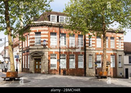 Geschlossene Bank – die ehemalige Filiale von Lloyds liegt leer, da eine andere Bank aufgrund des veränderten Kundenverhaltens Filialen in der Hauptstraße verkleinert Stockfoto