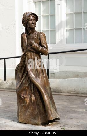 Eine lebensgroße Bronzefigur von Jane Austen auf dem Marktplatz wurde im Juli 2017 enthüllt, um an den 200. Todestag zu erinnern. Basingstoke, Großbritannien Stockfoto