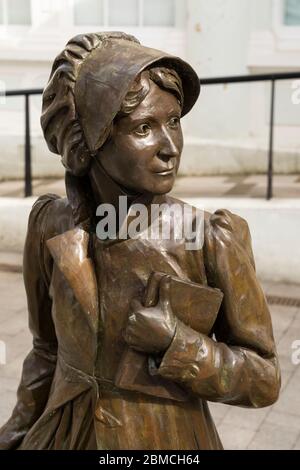 Eine lebensgroße Bronzefigur von Jane Austen auf dem Marktplatz wurde im Juli 2017 enthüllt, um an den 200. Todestag zu erinnern. Basingstoke, Großbritannien Stockfoto