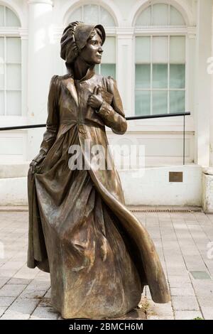 Eine lebensgroße Bronzefigur von Jane Austen auf dem Marktplatz wurde im Juli 2017 enthüllt, um an den 200. Todestag zu erinnern. Basingstoke, Großbritannien Stockfoto